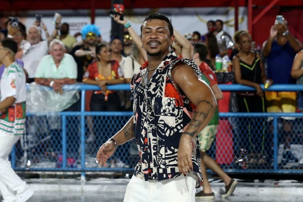 Xamã de calça branca e camisa da Grande Rio na Sapucaí