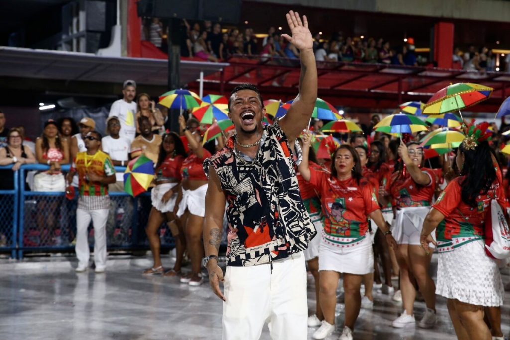 Xamã de calça branca e camisa da Grande Rio na Sapucaí