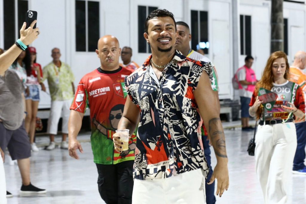 Xamã de calça branca e camisa da Grande Rio na Sapucaí