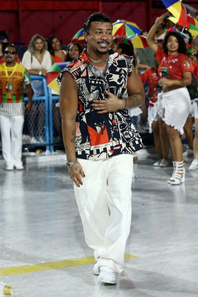 Xamã de calça branca e camisa da Grande Rio na Sapucaí