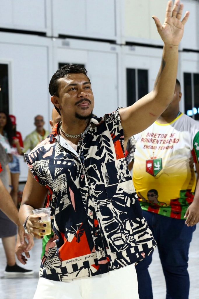 Xamã de calça branca e camisa da Grande Rio na Sapucaí