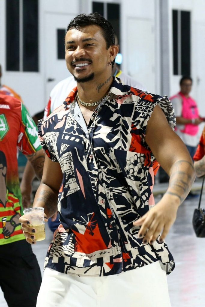 Xamã de calça branca e camisa da Grande Rio na Sapucaí