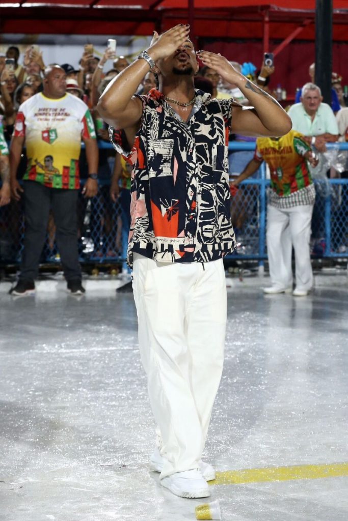 Xamã de calça branca e camisa da Grande Rio na Sapucaí