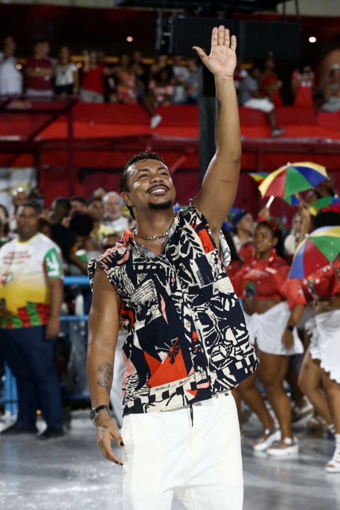 Xamã de calça branca e camisa da Grande Rio na Sapucaí