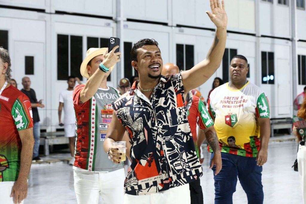 Xamã de calça branca e camisa da Grande Rio na Sapucaí