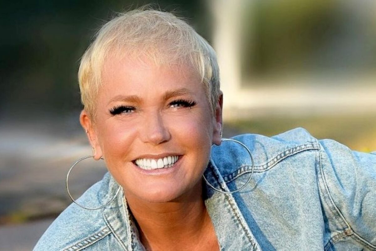 Xuxa Meneghel de jaqueta jeans, sorrindo