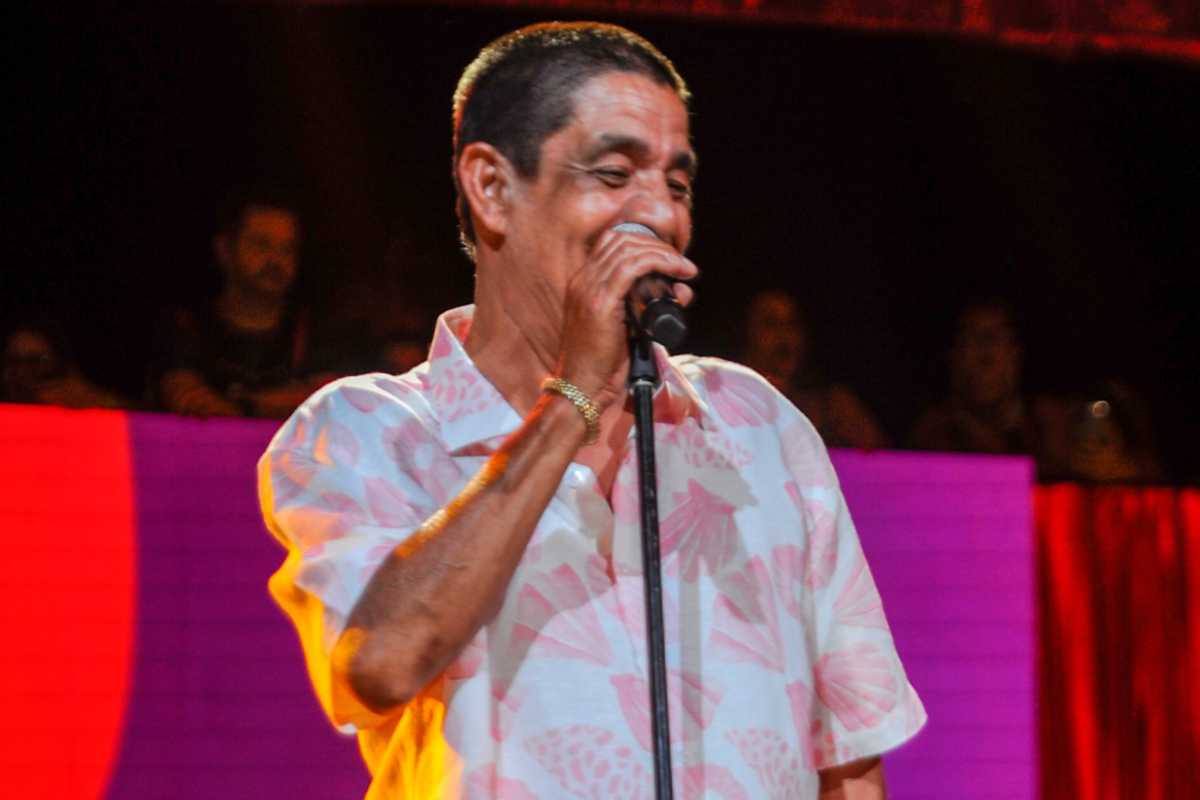 Zeca Pagodinho cantando no Camarote Bar Brahma no Carnaval de São Paulo