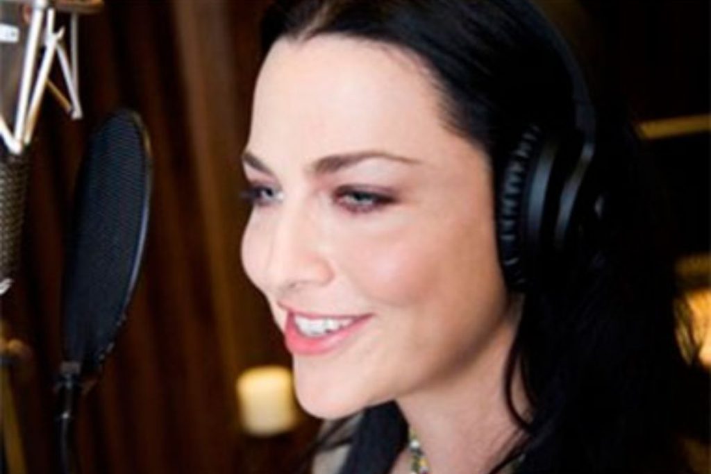 amy-lee-1024x683-1 Amy Lee cantando no microfone