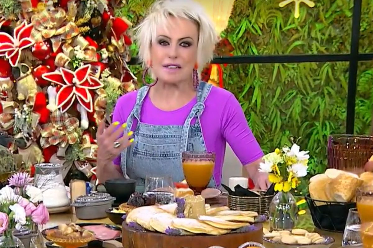 Ana Maria Braga sentada na mesa de café da manhã do Mais Você
