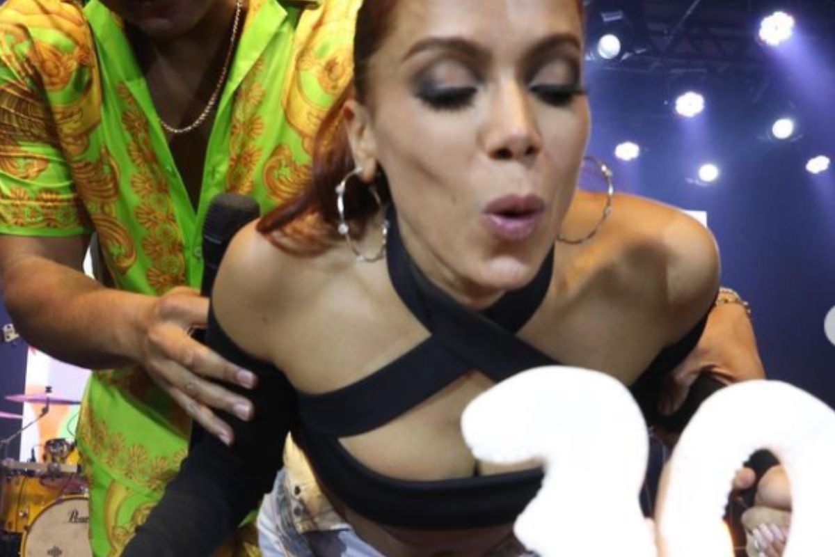 Anitta apaga velinhas do bolo de aniversário