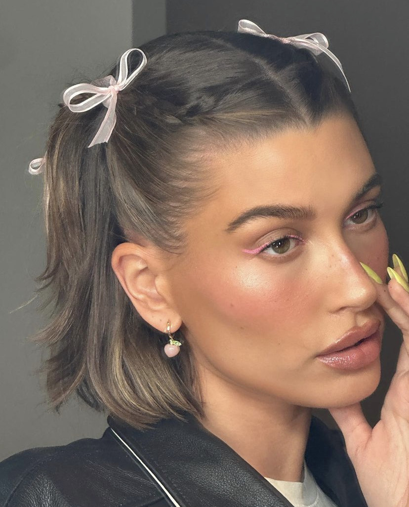 Hailey Bieber usando maquiagem e lacinhos cor de rosa para festa de Justin (Reprodução/Instagram)