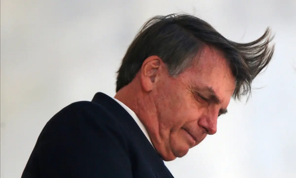 Desempregado, Bolsonaro abre loja para vender calendários na internet; veja vídeo