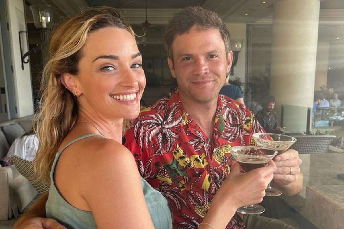 Brianne Howey e o marido