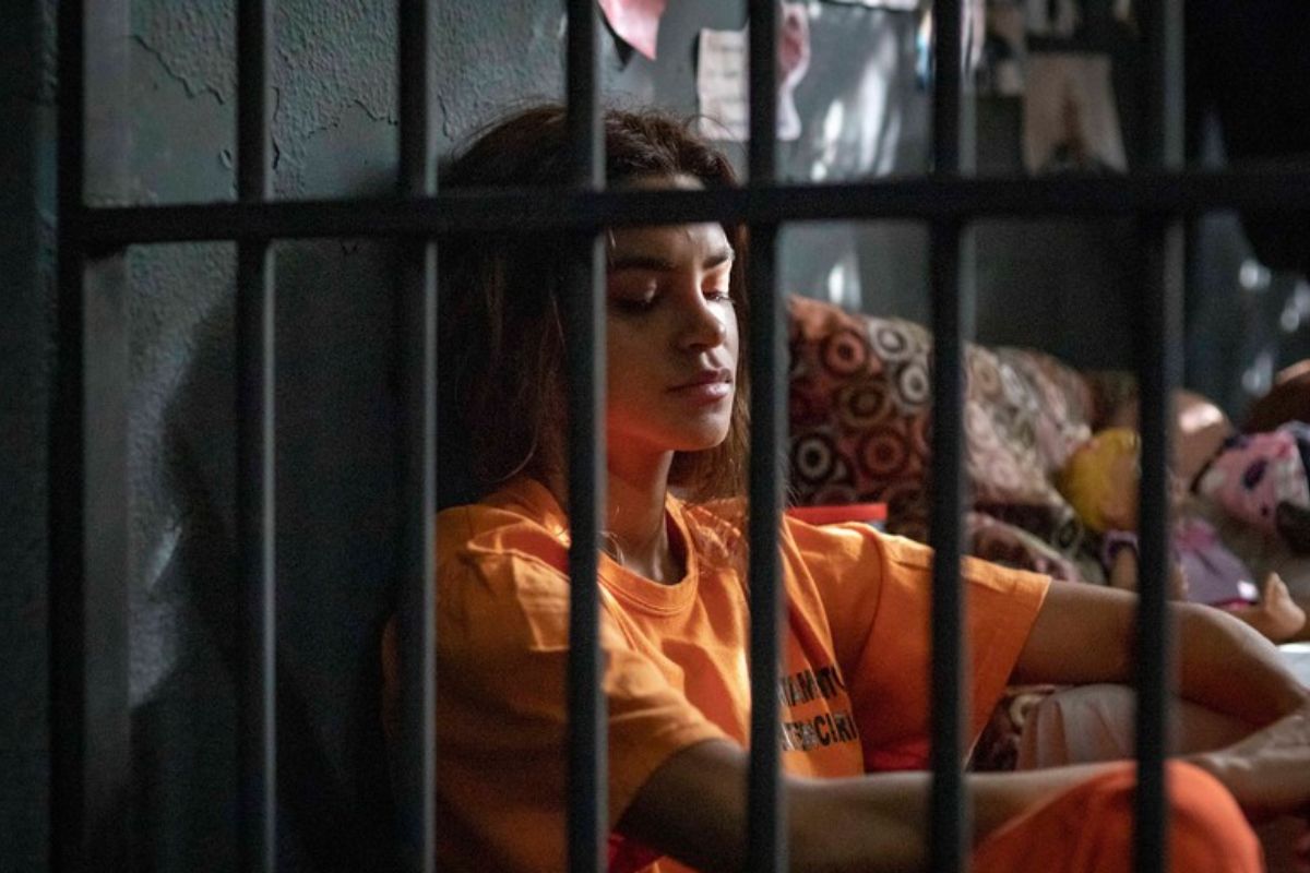 Brisa (Lucy Alves) presa em Travessia