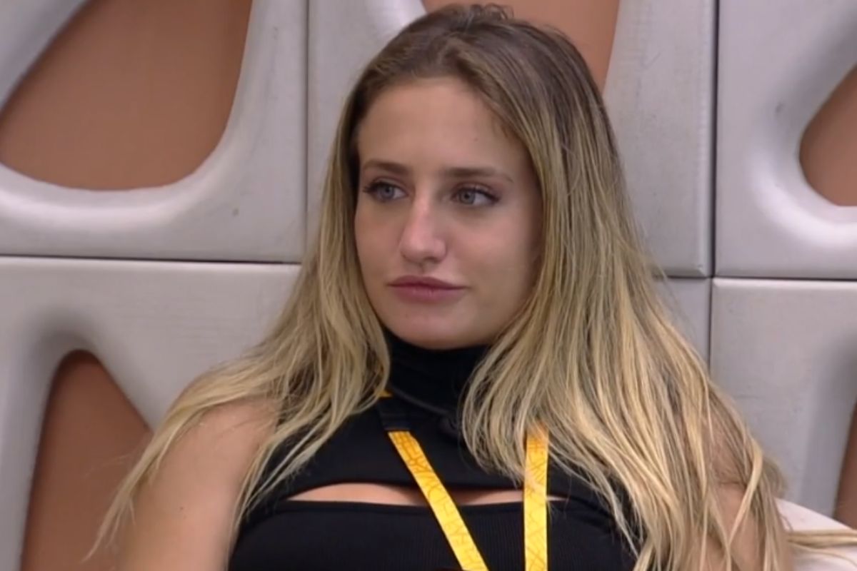 Bruna Griphao na varanda da casa