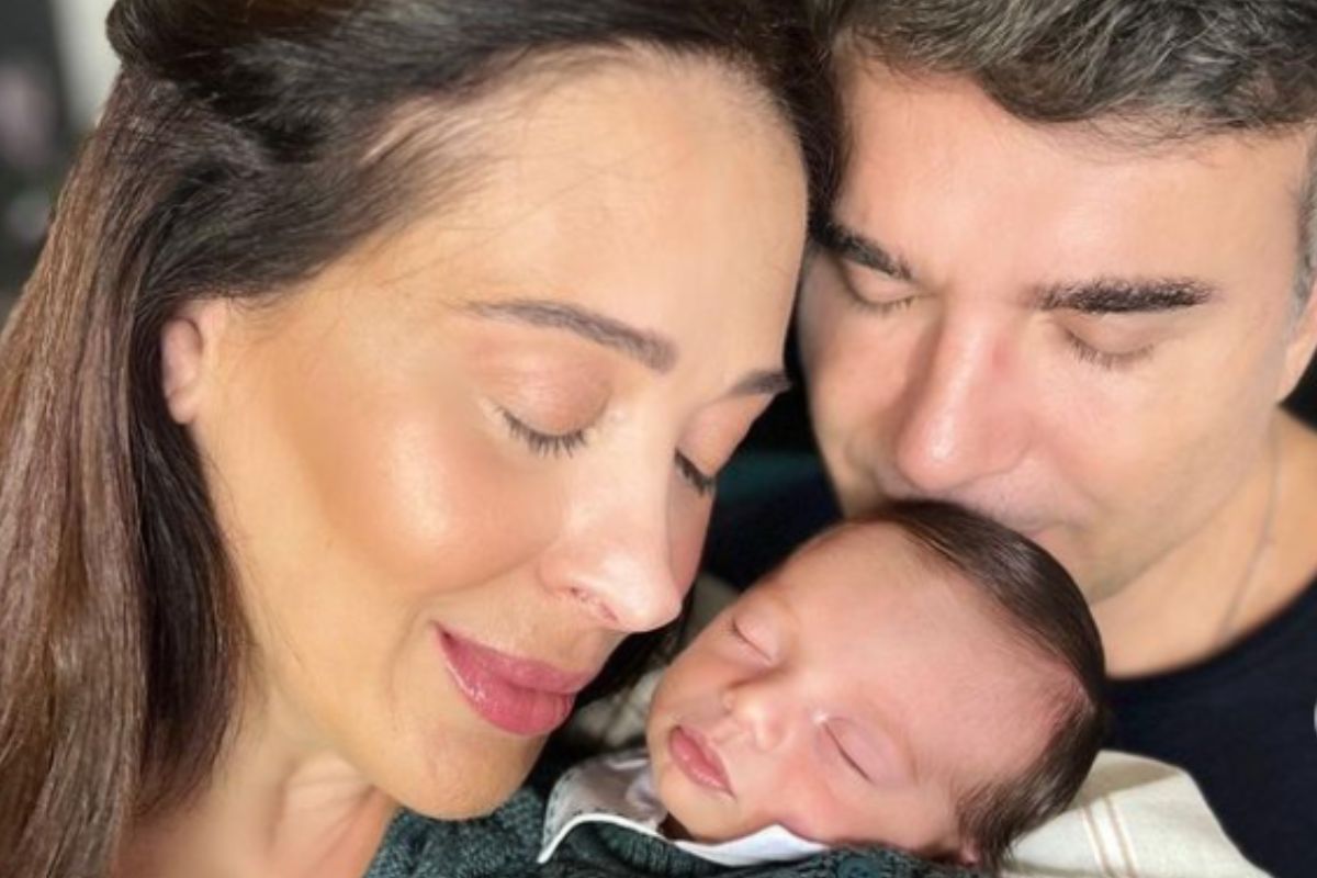 Claudia Raia, Luca e Jarbas Homem de Mello em momento de ternura