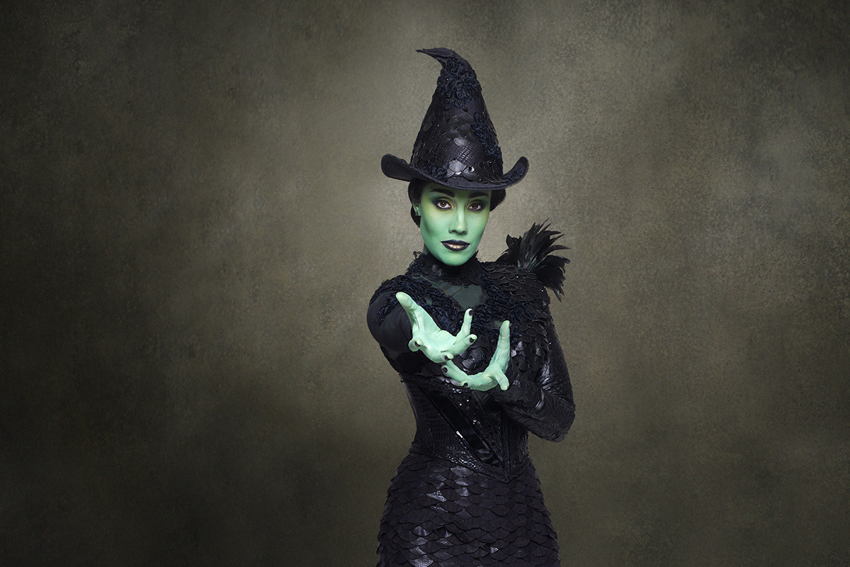 Myra Ruiz, como Elphaba, em Wicked