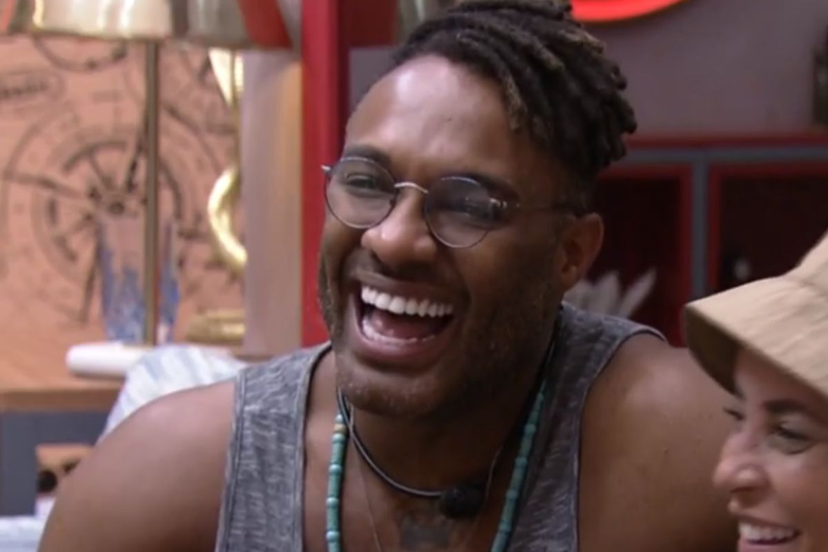 Fred Nicácio sorrindo ao voltar para a casa do BBB23