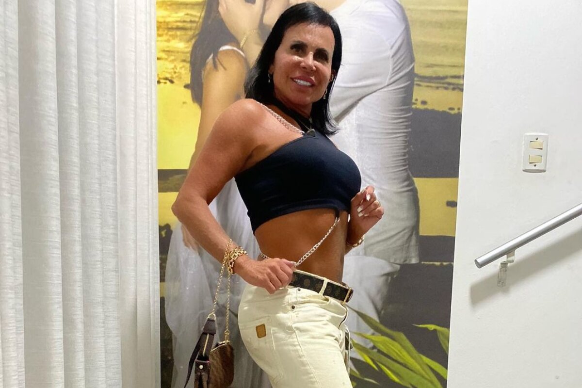 Gretchen de cropped preto e calça amarela