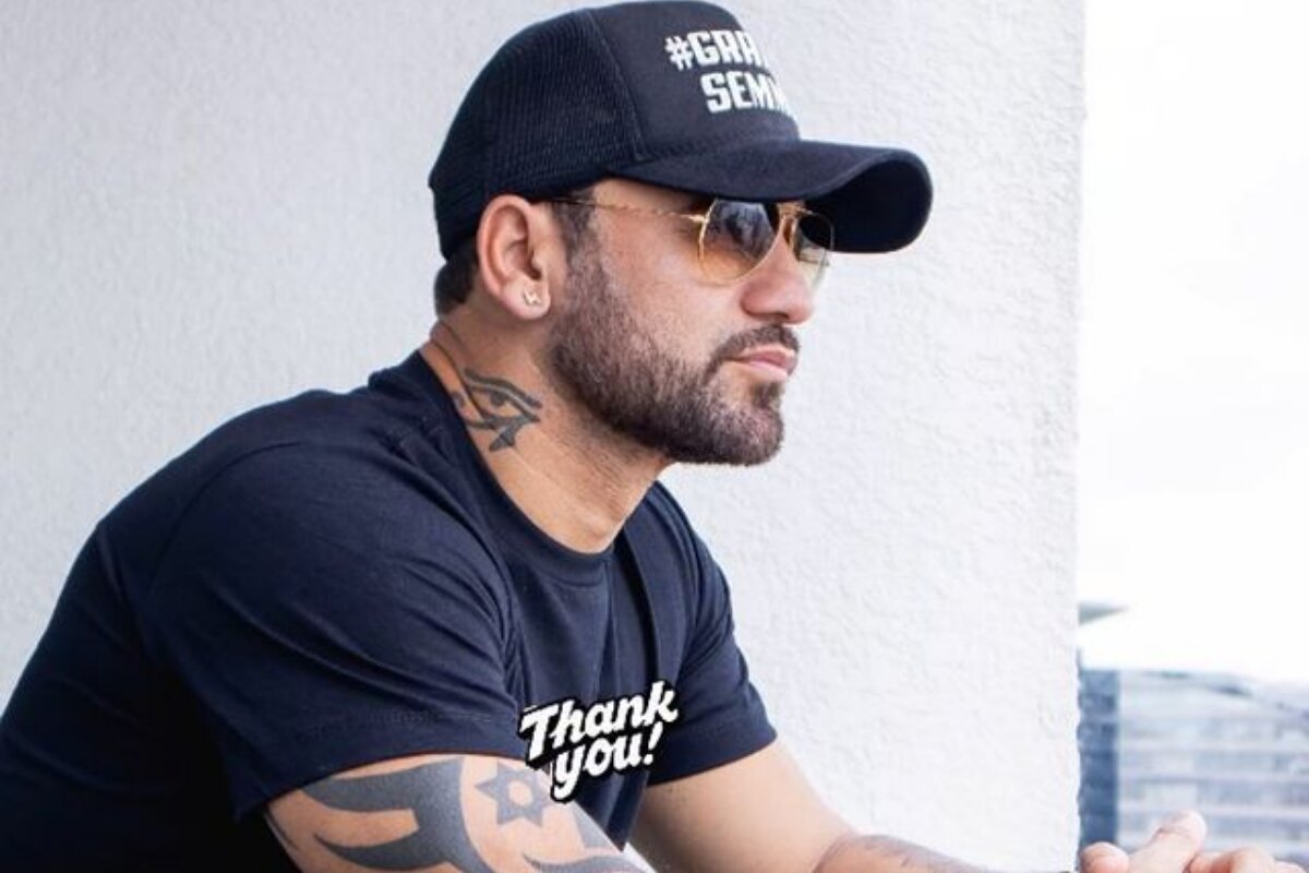 Hadson Nery de camisa preta e boné preto