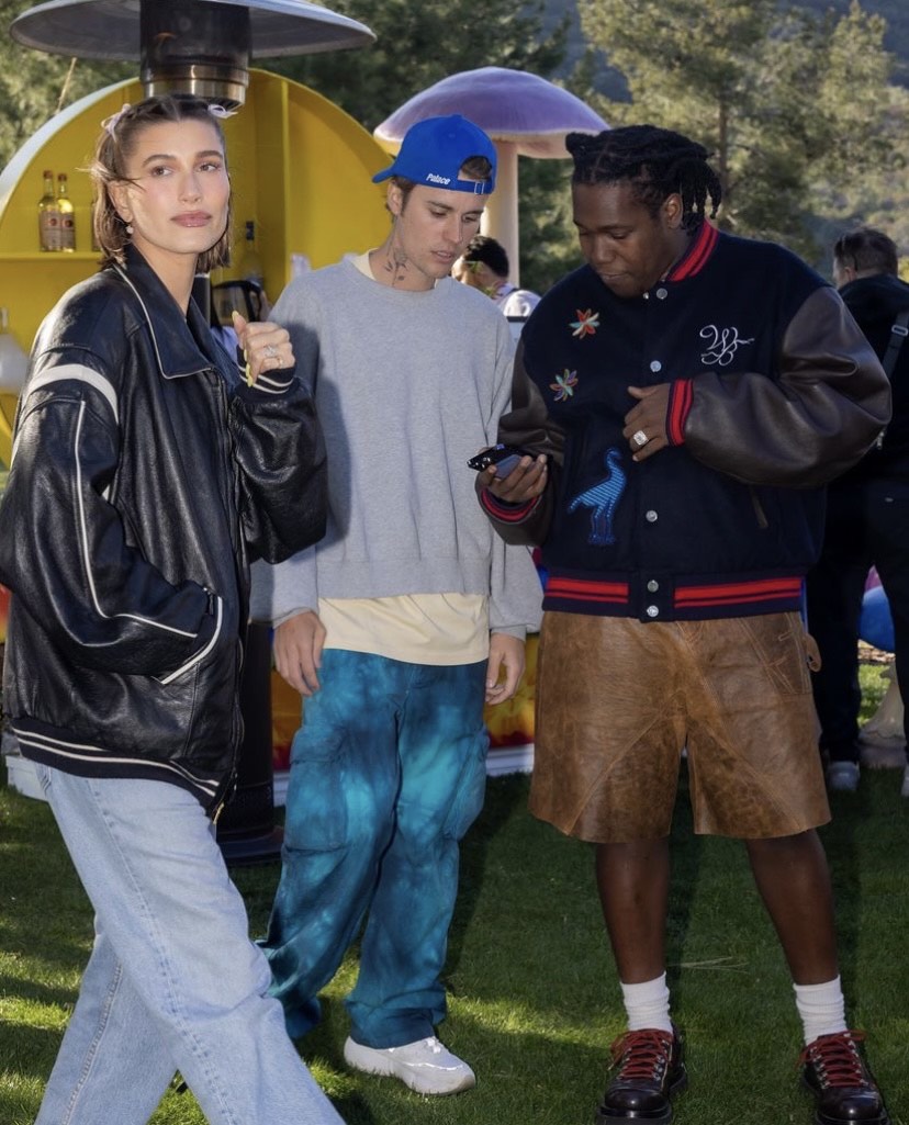 Justin de boné azul e Hailey de lacinhos cor de rosa no cabelo (Reprodução/Instagram)