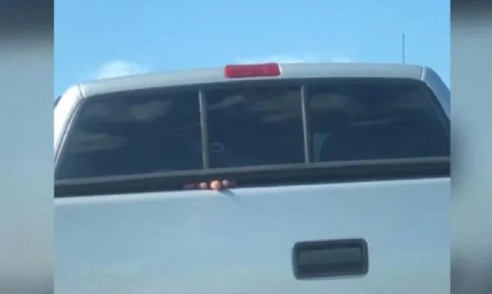 VÍDEO: Homem sequestrado e colocado em traseira de caminhonete é resgatado após fazer sinal com a mão