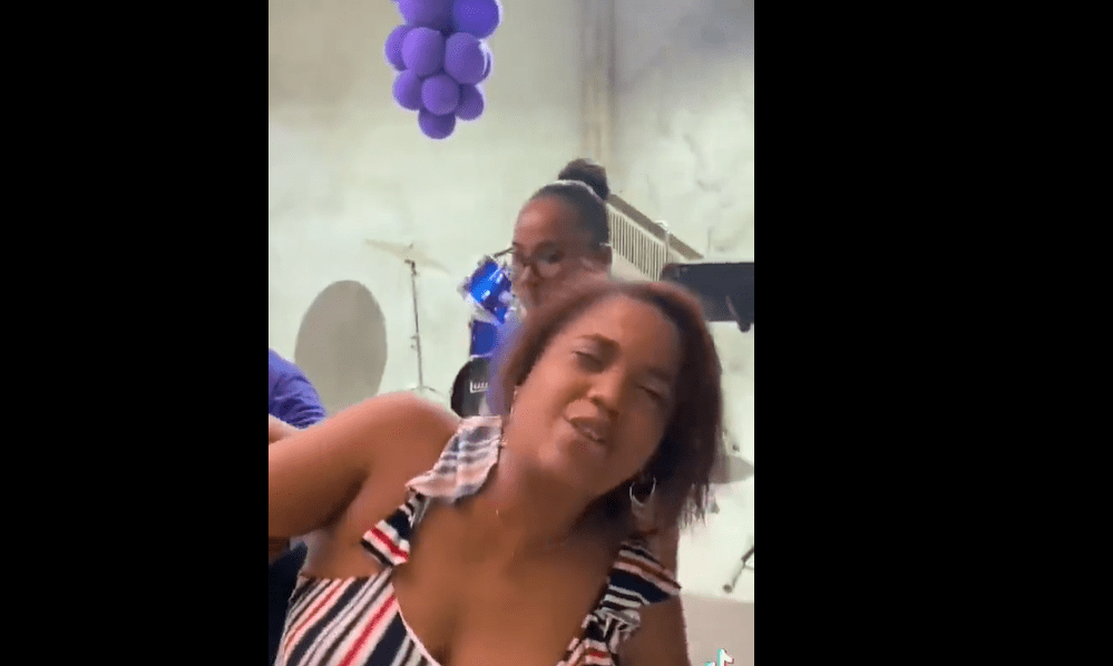 Mulher possuída em igreja evangélica, canta “Waka Waka” de Shakira