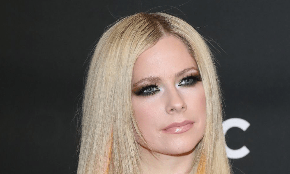 Mulher invade palco de Avril Lavigne e cantora esculacha: “Vaza daqui vadia”