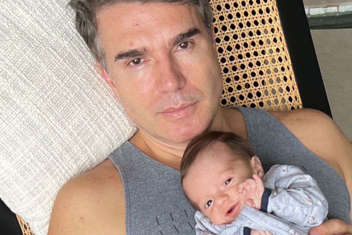 Jarbas Homem de Mello com o filho Luca, no colo