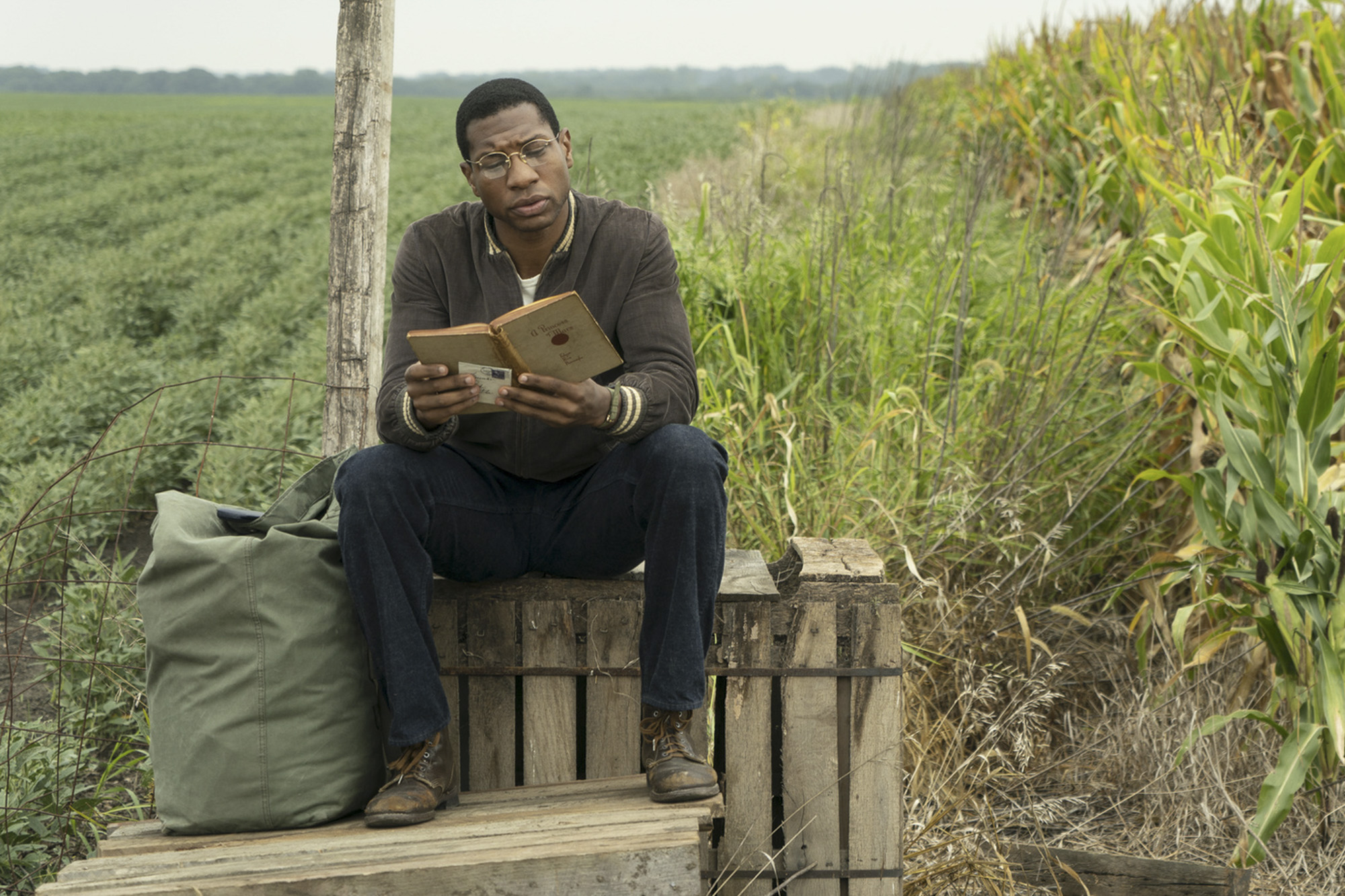 Jonathan Majors como Atticus Freeman em “Lovecraft Country”. Foto: Reprodução/Entertainment Weekly