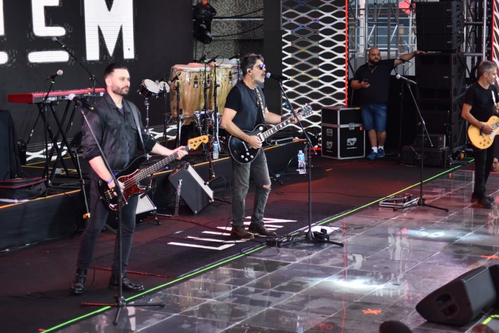 Junno Andrade e banda se apresentando no Navio Luan