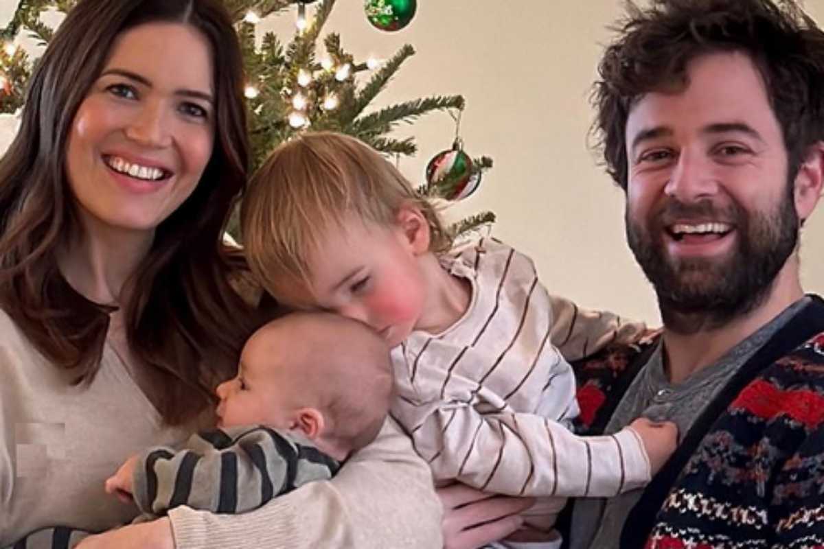 Mandy Moore com o marido e os filhos