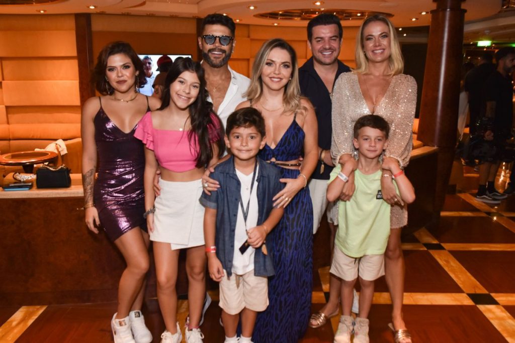 Marcos e Belutti com suas famílias em navio