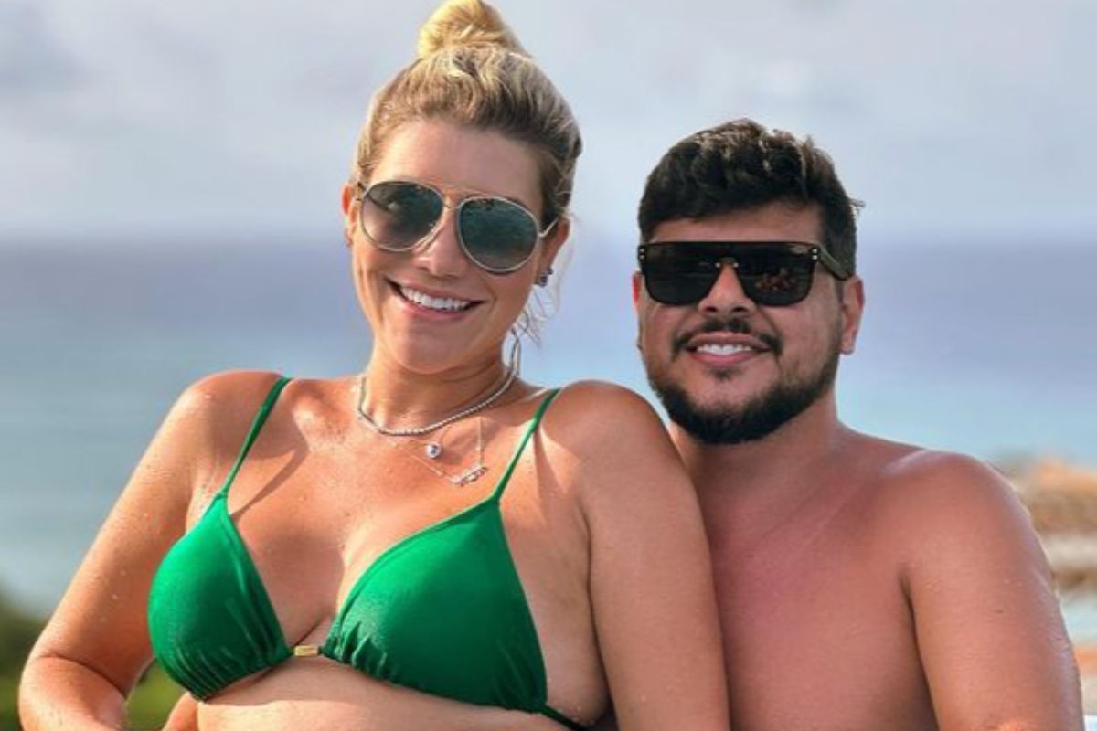 Paula Vaccari e Cristiano, de óculos escuro, na piscina