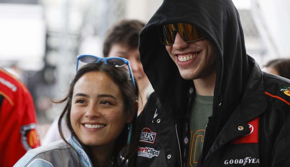 Pete Davidson e namorada batem o carro na Califórnia