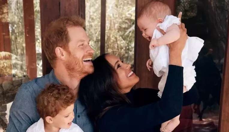 Príncipe Harry e Meghan Markle exigem a presença dos filhos na coroação do rei Charles III