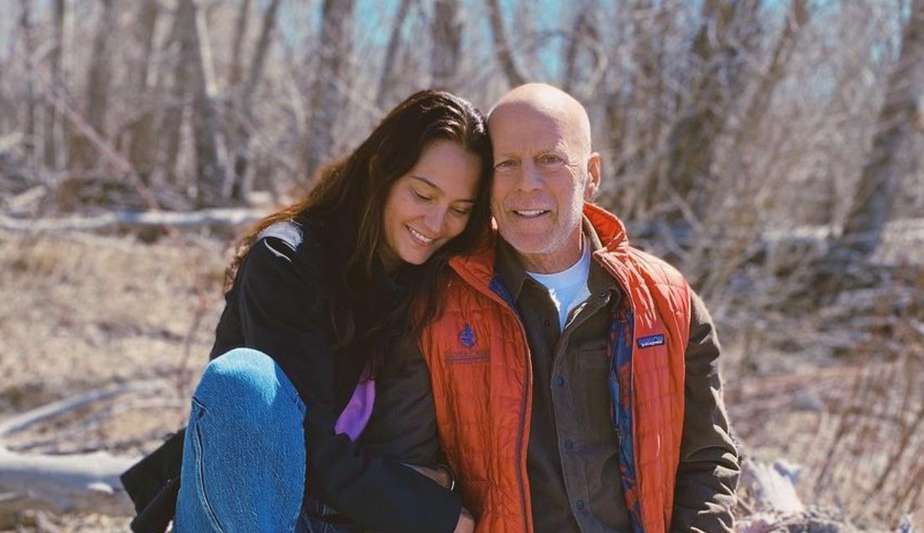 Esposa do ator Bruce Willis se emociona em vídeo de homenagem ao ator