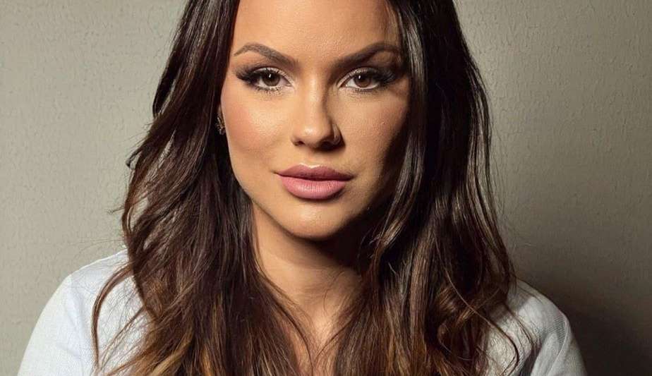 Carol Dias modelo e ex- panicat comemora perda de peso após ganhar 15 quilos
