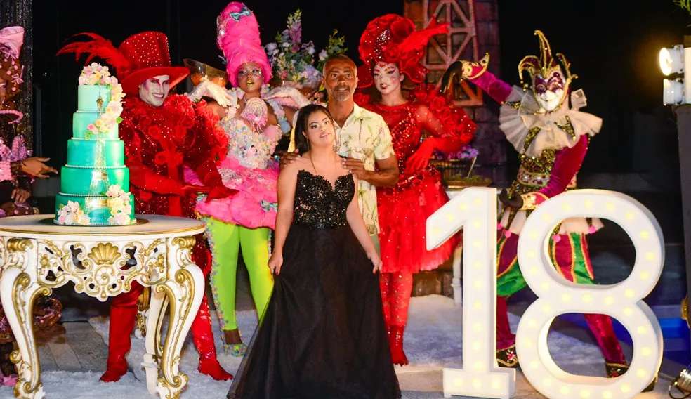 Romário comemora aniversário de 18 anos da filha com festa temática