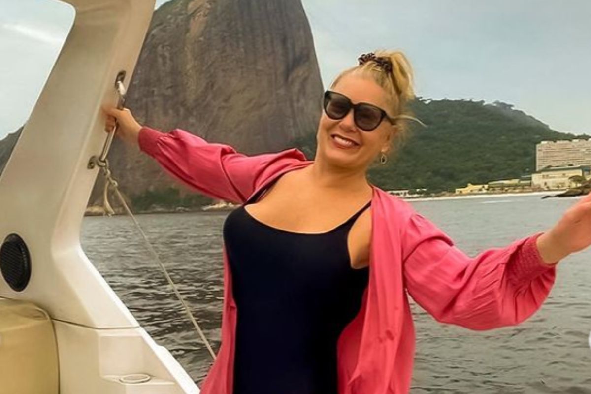 Vera Fischer de maiô, na praia