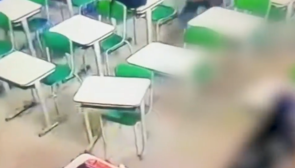 Vídeo mostra momento em que estudante esfaqueia alunos e professores em SP; imagens fortes