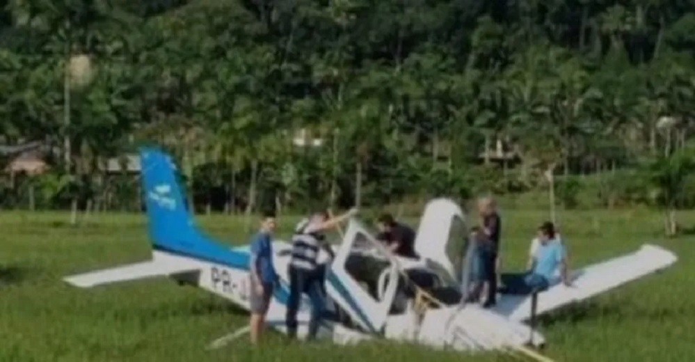 VÍDEO: Avião com cinco pessoas cai em Santa Catarina