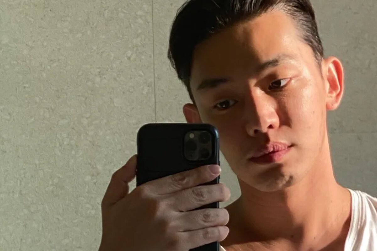 Yoo Ah-in fazendo selfie