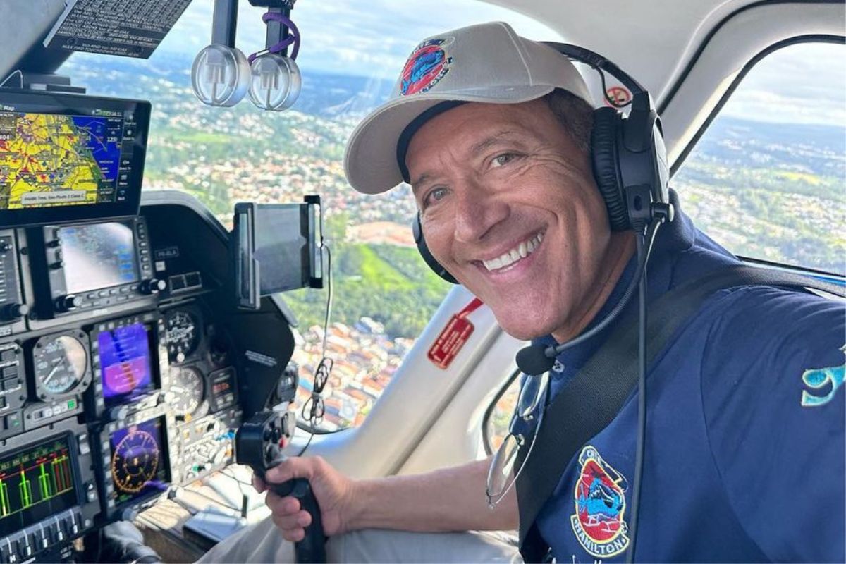 Comandante Hamilton em helicóptero