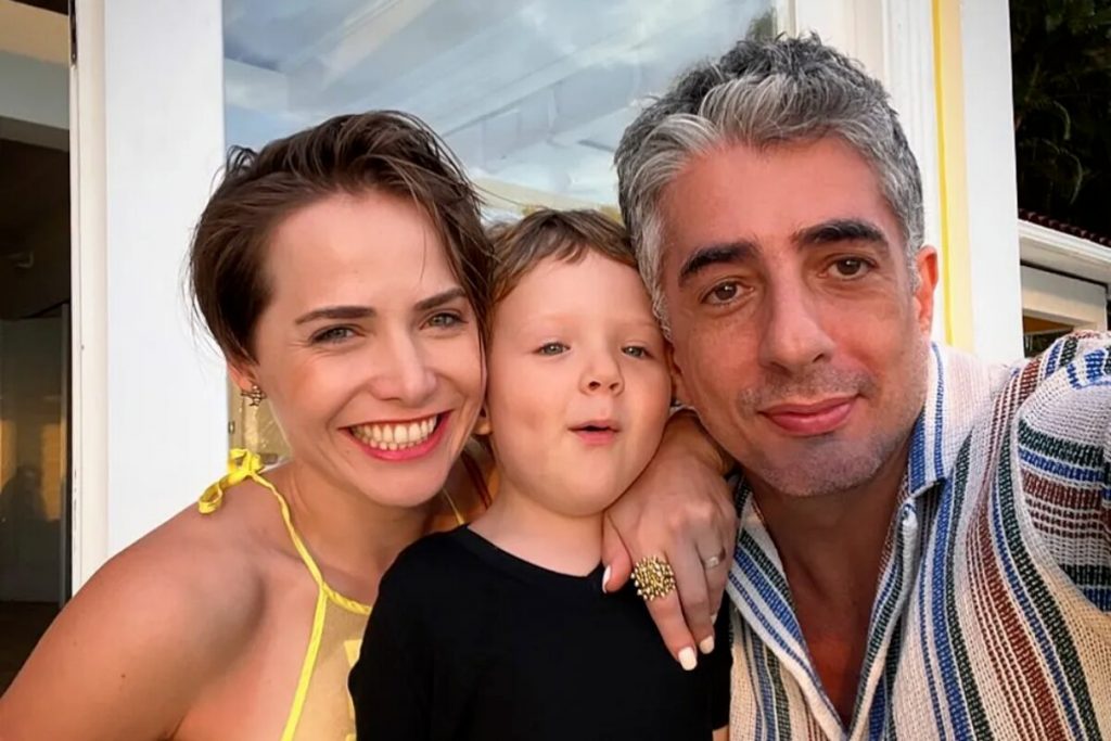 Letícia Colin, filho e marido,  abraçados