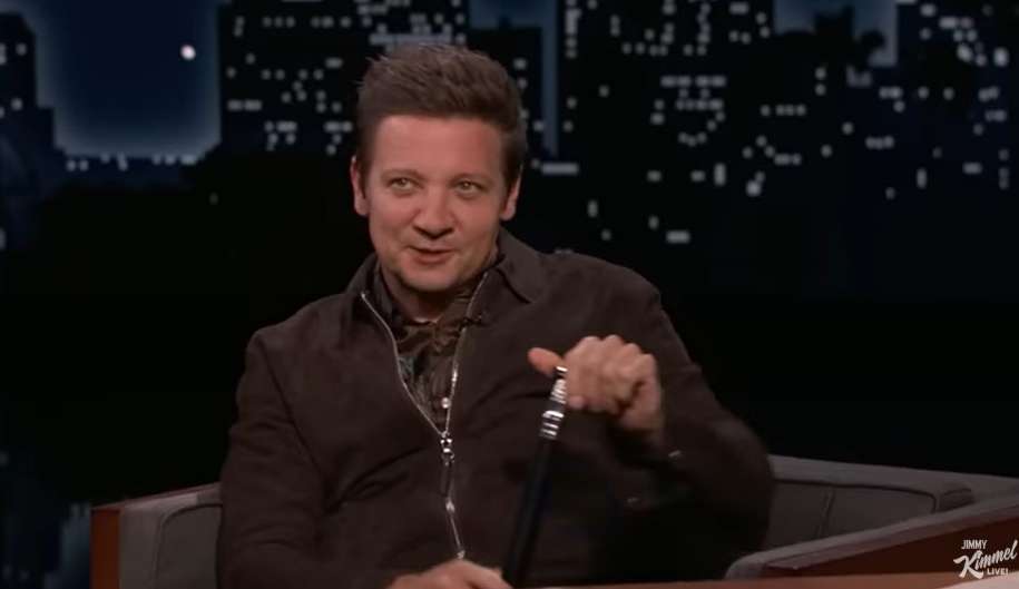 Jeremy Renner conta detalhes do acidente de snowcat em entrevista: “Meu olho saltou para fora”