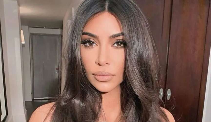 Kim Kardashian enlouquece os fãs ao posar com novos biquínis de seu grife