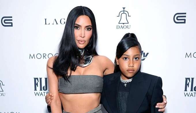 Kim Kardashian posa junto de North West em tapete vermelho