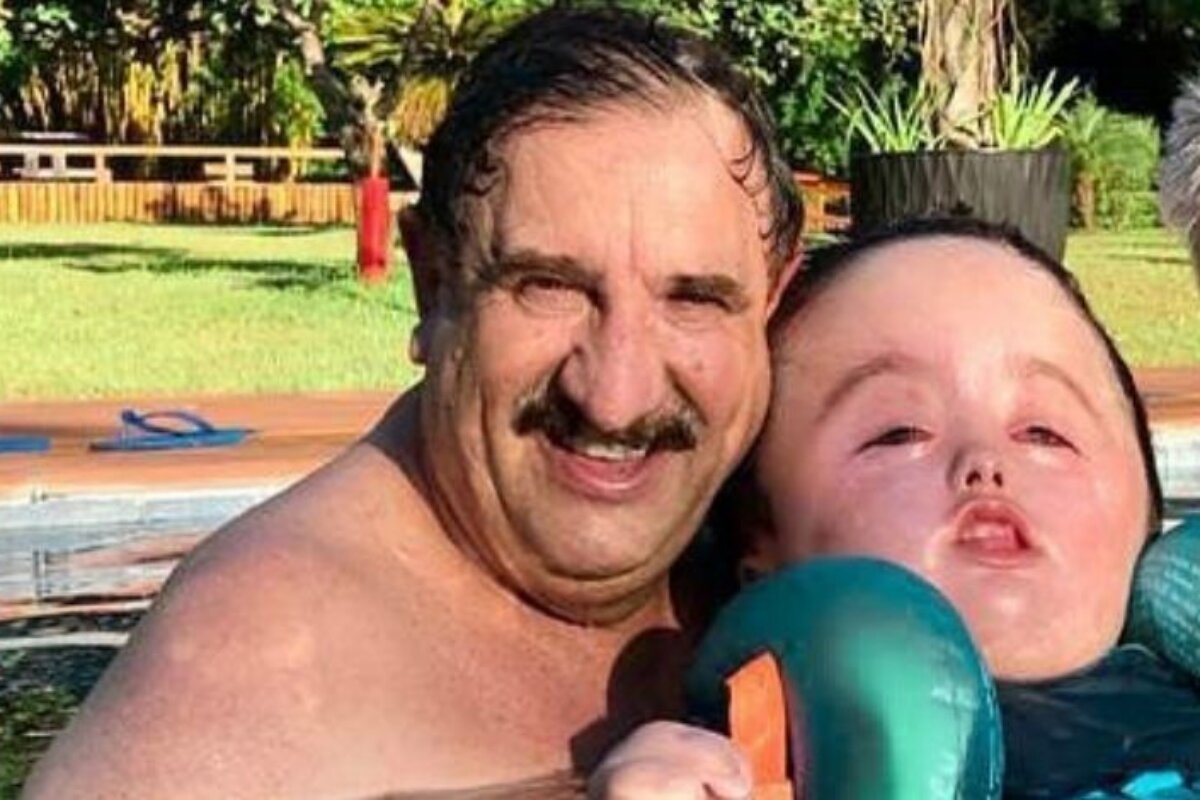 Ratinho e o neto na piscina