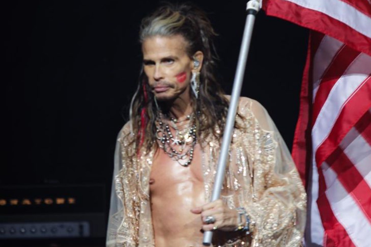 steven tyler segurando bandeira dos eua